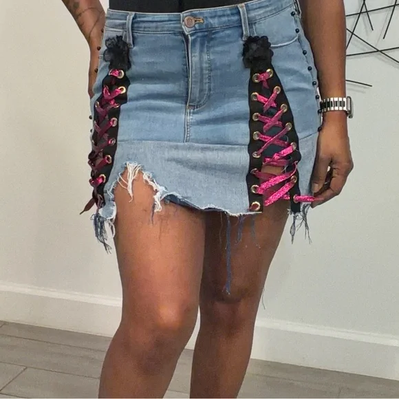 Stylish Denim Skirt with Pink Accents - Picture 6 of 6